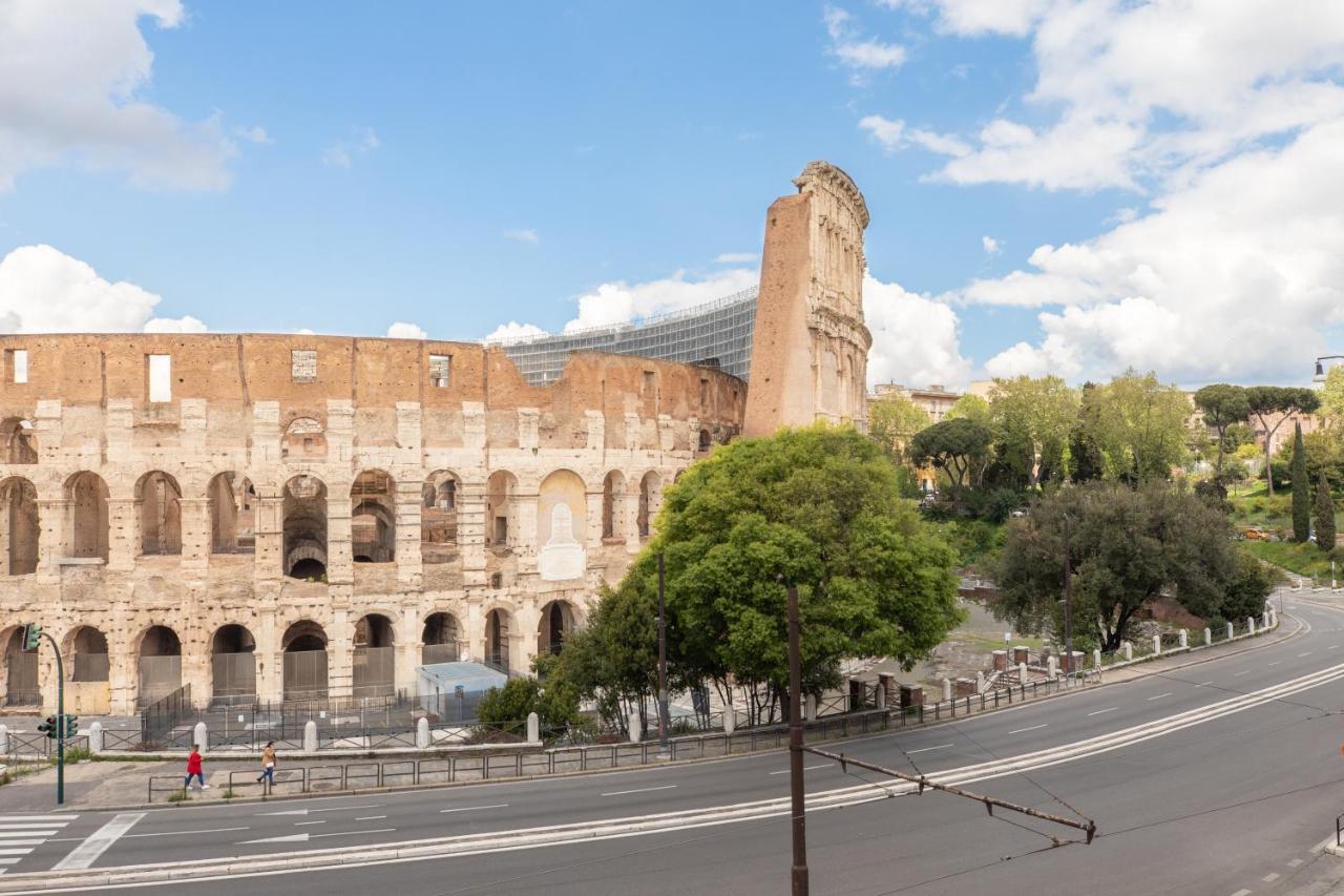Iflat Unforgettable In Front Of Colosseum Roma Esterno foto