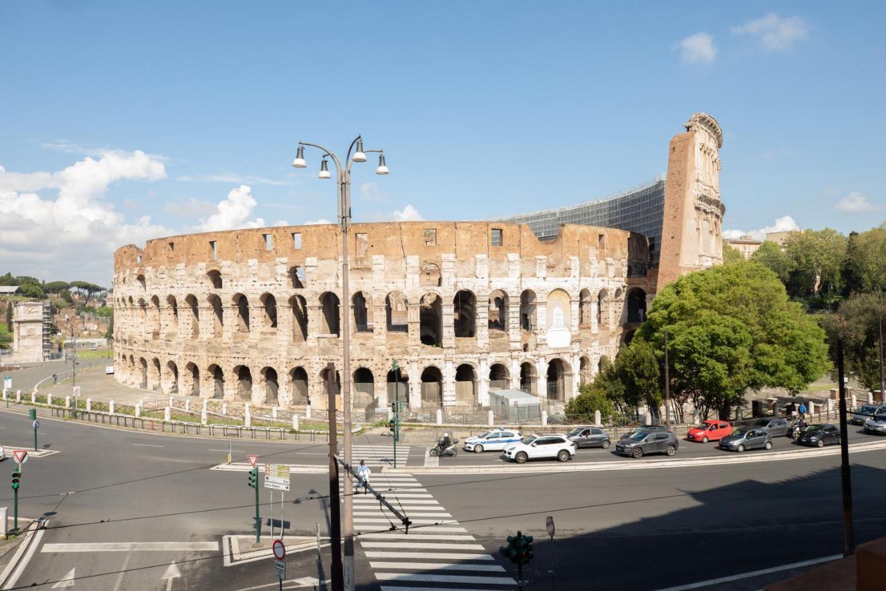 Iflat Unforgettable In Front Of Colosseum Roma Esterno foto